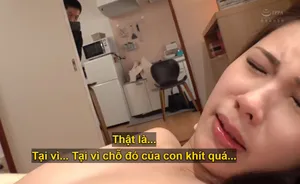 Điện thoại reo giữa chừng, người đẹp trả lời điện thoại và nói với anh ta